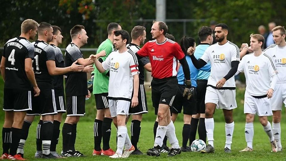 Benedikt Bernd (Vierter von Links) scheiterte in seinem erneuten Abschiedsspiel immer wieder an Guldenbachtals Torhüter Alexander Bornheimer (rotes Trikot).	Foto: Oliver Zimmermann