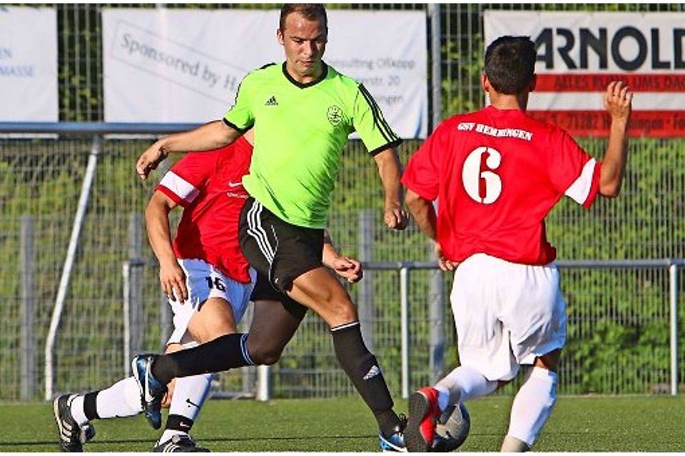 Der TSV Flacht mit Christian Dumitru (im grünen Trikot) gab sich gegen Hemmingen keine Blöße. Foto: Andreas Gorr