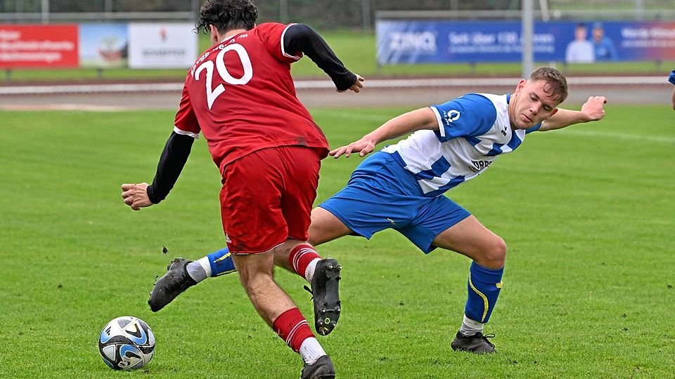 Akrobatisch versucht der Kissinger Andreas Ortlieb (rechts), Gegner Jonas Reisinger vom Ball zu trennen. In der ersten Hälfte tat sich der KSC gegen die SpVgg Westheim noch schwer, danach schlug er zu. 