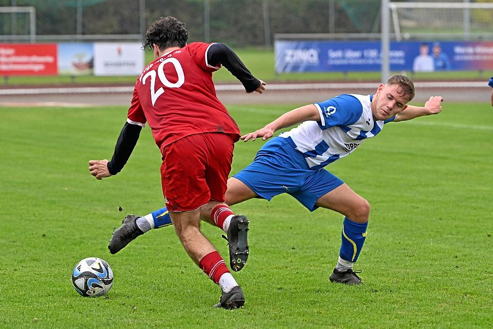 Akrobatisch versucht der Kissinger Andreas Ortlieb (rechts), Gegner Jonas Reisinger vom Ball zu trennen. In der ersten Hälfte tat sich der KSC gegen die SpVgg Westheim noch schwer, danach schlug er zu. 