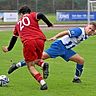 Akrobatisch versucht der Kissinger Andreas Ortlieb (rechts), Gegner Jonas Reisinger vom Ball zu trennen. In der ersten Hälfte tat sich der KSC gegen die SpVgg Westheim noch schwer, danach schlug er zu. 