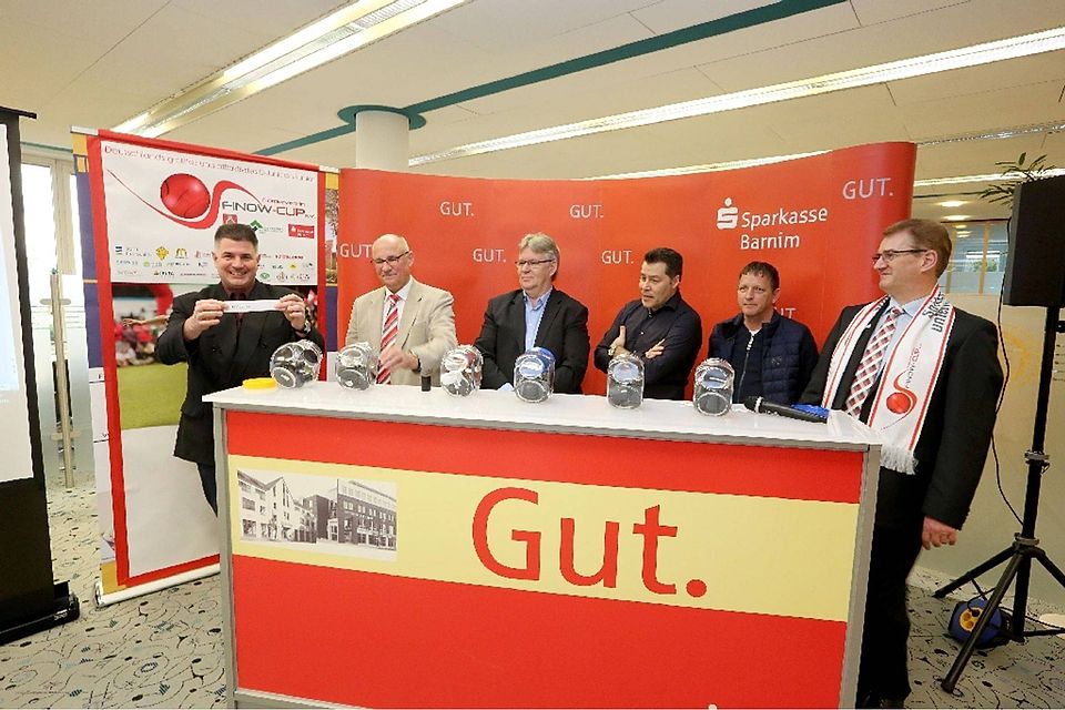 KSB-Chef Ronald (l.) bei der Auslosung zum 22. Finow-Cup im Sparkassen-Forum ©Sören Tetzlaff KSB-Chef Ronald (l.) bei der Auslosung zum 22. Finow-Cup im Sparkassen-Forum ©Sören Tetzlaff