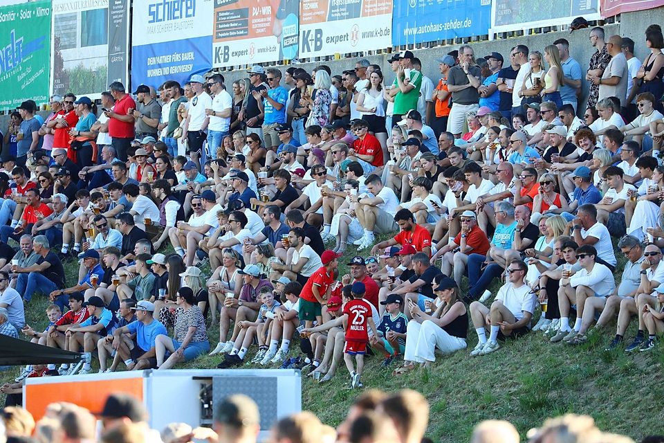 Über 3000 Zuschauer zog das Relegations-Hinspiel des ASV Cham an – Saisonrekord im Oberpfälzer Amateurfußball!