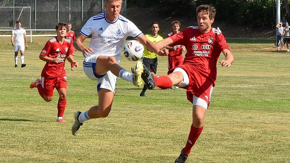 Der TSV Moorenweis (in Rot) im Spiel gegen den FC Deisenhofen II (weiße Trikots).
