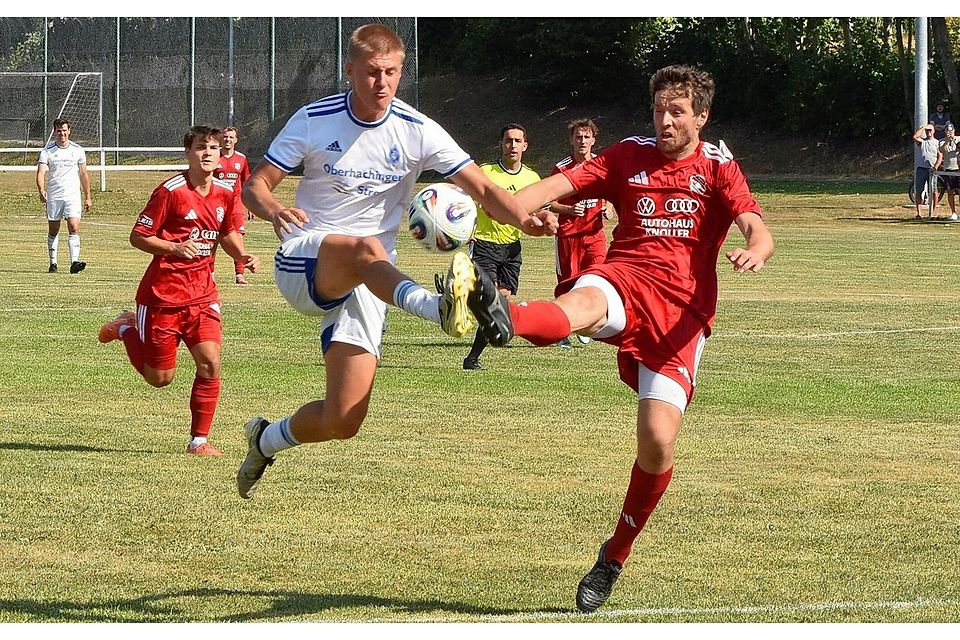 Der TSV Moorenweis (in Rot) im Spiel gegen den FC Deisenhofen II (weiße Trikots).