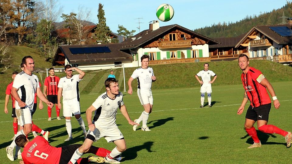 Ihre Tore genügten nicht: Stephan Benz (l.) und Hubert Holzer (vorne) trafen gegen Uffing zum 1:2 und 2:3.