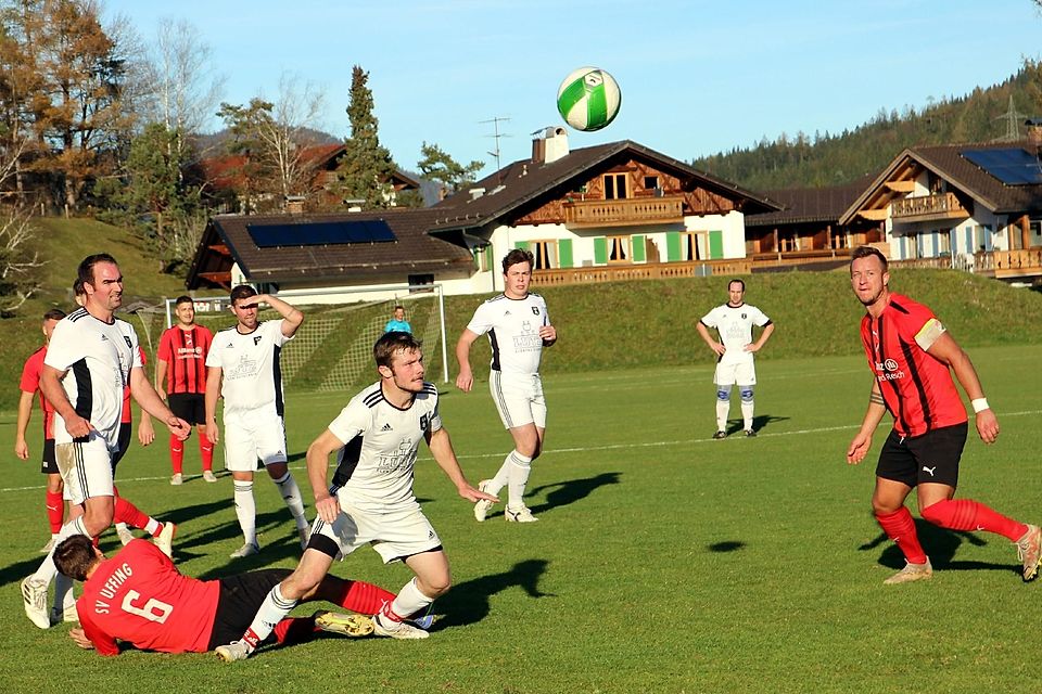 Ihre Tore genügten nicht: Stephan Benz (l.) und Hubert Holzer (vorne) trafen gegen Uffing zum 1:2 und 2:3. Ihre Tore genügten nicht: Stephan Benz (l.) und Hubert Holzer (vorne) trafen gegen Uffing zum 1:2 und 2:3.