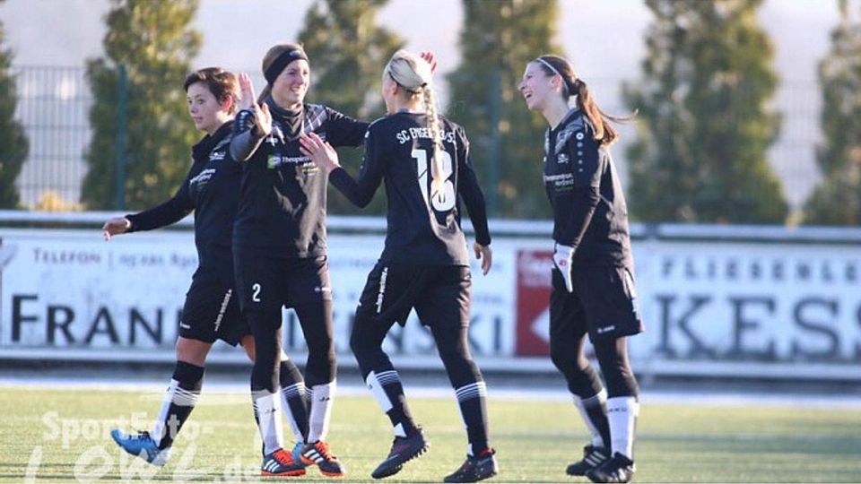 Jubel in Enger: Anne Pörtner (v. l.), Nicole Eberhardt, Larissa Pross und Jaqueline Prange freuen sich. Foto: Yvonne Gottschlich