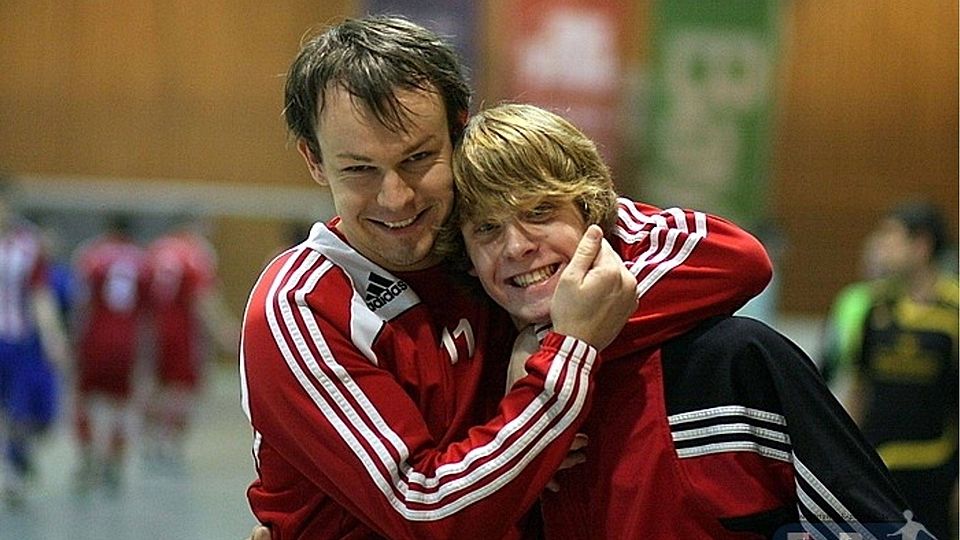 Maßgeblichen Anteil am Titel des Hallenlandkreismeisters im Landkreis Rottal-Inn hatte Hebertsfeldens Mittelfeldspieler Manuel Kagerer (links), welcher auch zum besten Spieler des Turniers gewählt wur