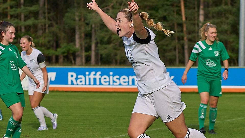 Jamie Meister freut sich über ihren Ehrentreffer für den SVL