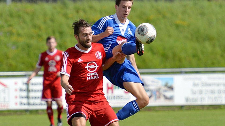 Jetzt bloß nicht abheben: Dominik Pöhlmann (am Ball) und der Kissinger SC sollen ihre Spielweise unbedingt beibehalten, sagt Trainer Sören Dreßler.  Foto: Rudi Fischer