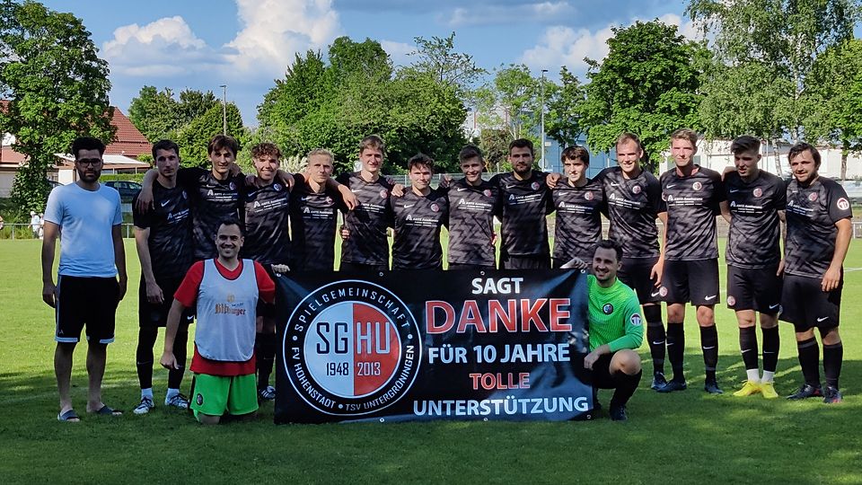 Zwar verlor die SG Hohenstadt/Untergröningen das letzte Spiel dieser Saison in Spraitbach mit 4:1, doch war die Stimmung anschließend trotzdem nicht all zu schlecht. Mit Platz 9 wurde das Saisonziel "Klassenerhalt" eindeutig erreicht. Nach Abpfiff dankten die Jungs den Fans mit einem Banner für die Unterstützung in den zehn Jahren seit Gründung der Spielgemeinschaft.