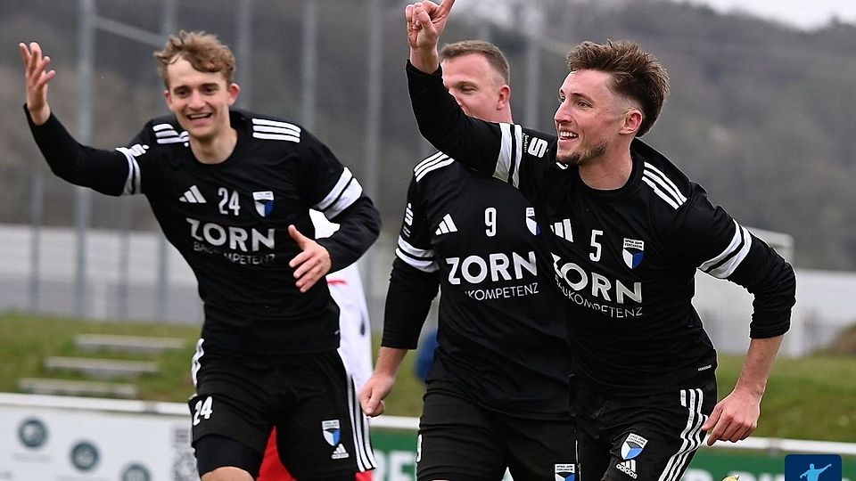 Eins, zwei, drei... zu null. So auch der Endstand in der Partie der SpVgg Jahn Fochheim (im Bild) gegen den TSV Weißenburg.