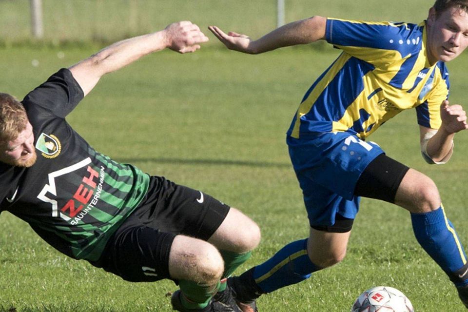 Dem Gegner entwischt: Der SC Böbing (in gelb-blauen Trikots, hier Fabian Kees) setzte sich mit 2:0 beim SV Wessobrunn (hier Philipp Rieger) durch.