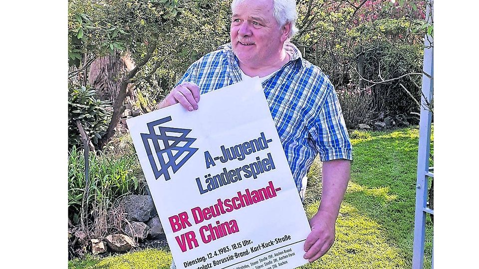 Historisches Zeugnis eines besonderen Spiels in Brand: Edgar Hausen mit dem Plakat des damaligen Länderspiels.