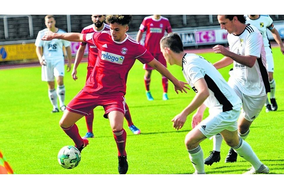 Fabian Djemail brillierte im Mittelfeld. Im Hintergrund gucken Tuyusz (li.) und Habl zu. Fotos: Luhr Fabian Djemail brillierte im Mittelfeld. Im Hintergrund gucken Tuyusz (li.) und Habl zu. Fotos: Luhr