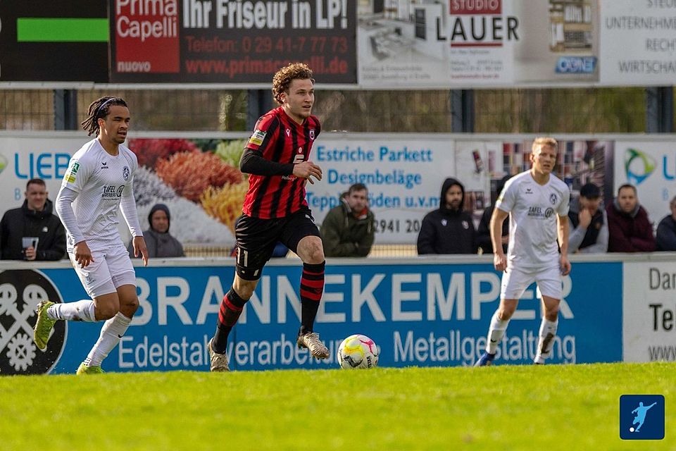Niek Munsters (am Ball) und sein Bruder Joep werden in der kommenden Saison für den Wuppertaler SV tätig sein.