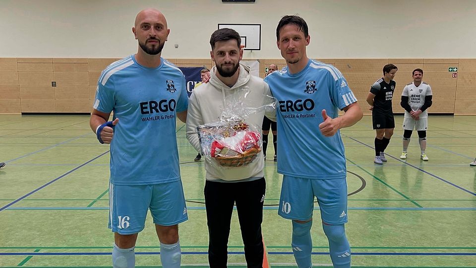 Die beiden Spielertrainer Erduan Topallaj (links) und Mathias Franke verabschiedeten vor dem Anpfiff offiziell Besfort Rakovica.