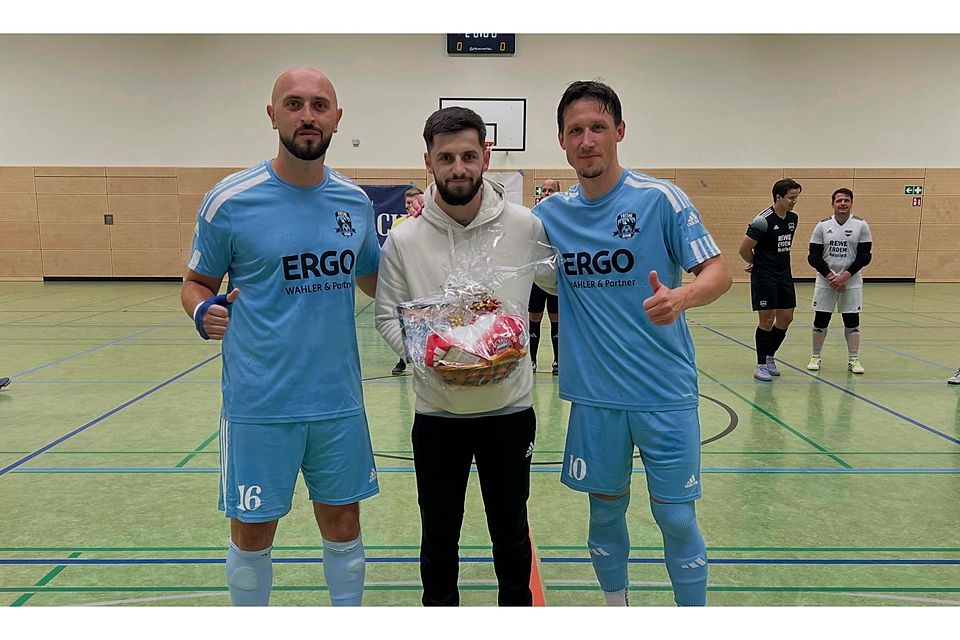 Die beiden Spielertrainer Erduan Topallaj (links) und Mathias Franke verabschiedeten vor dem Anpfiff offiziell Besfort Rakovica. Die beiden Spielertrainer Erduan Topallaj (links) und Mathias Franke verabschiedeten vor dem Anpfiff offiziell Besfort Rakovica.