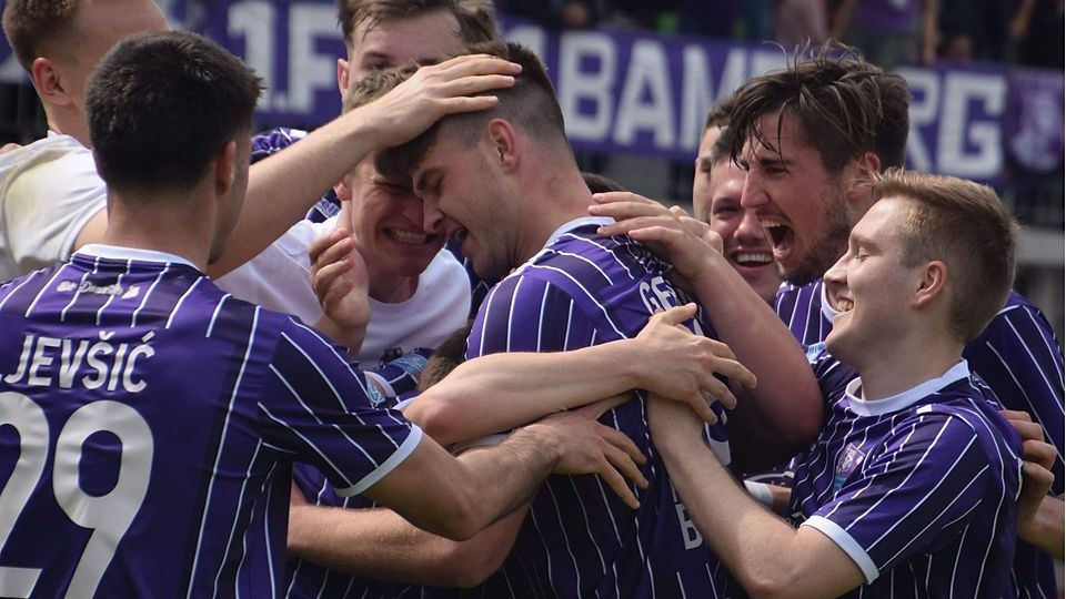 Inmitten der Jubeltraube: Johannes Gebhart stieg 2023 mit Eintracht Bamberg in die Regionalliga Bayern auf und sammelte dort Spielpraxis.
