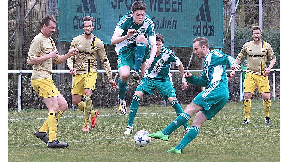 Scheinbare Wende: Waldalgesheims bis dahin bester Spieler Konstantin Sawin erzielt das 2:1, David Stipp springt über den Ball, Felix Pauer beobachtet die Aktion. Die Morlauterer Thorsten Zinn (3), Daniel Haag (2. von links) und Felix Horn können nicht eingreifen. Foto: Edgar Daudistel