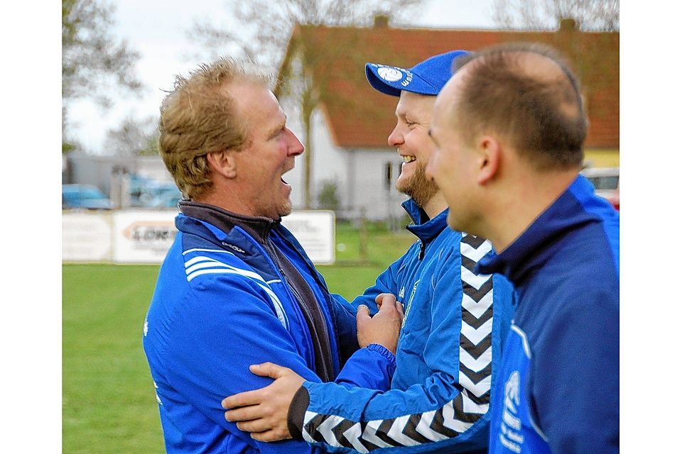 Der doppelte Trainer Hansen: Rantrums Oliver (Mitte, verdeckt) gratuliert Löwenstedts Bernd. Foto: jös