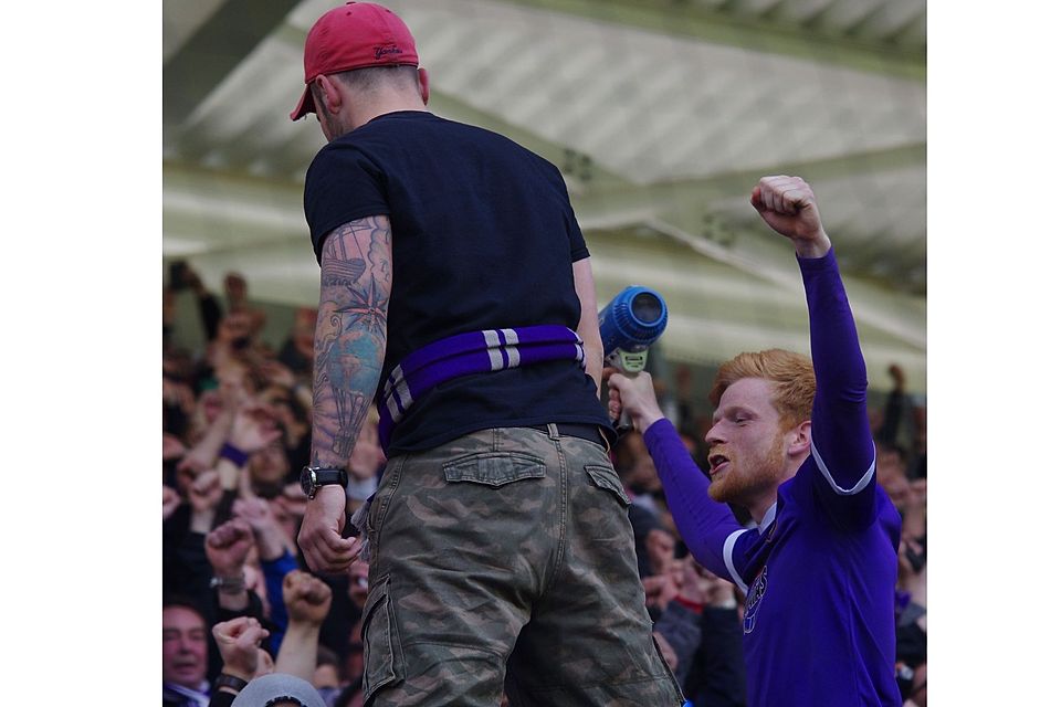 Beim Spiel gegen Würzburg markiert Kalig den 1:0-Führungstreffer. Am Ende gewinnt Aue 3:1-Kalig zelebriert mit den Fans auf dem Zaun.