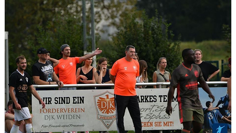 Stefan Krebs (Mitte) hat auch in der kommenden Spielzeit das Sagen im sportlichen Bereich beim Kreisligisten DJK am Weidener Flutkanal.