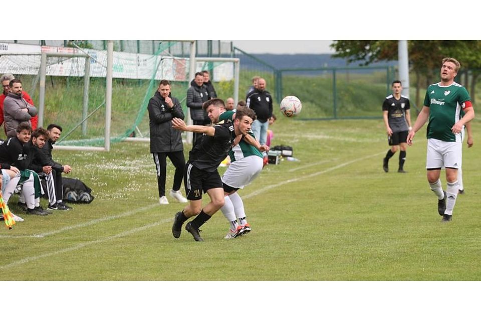 Winterbachs Torschütze zum 3:0, Sebastian Weingarth (schwarzes Trikot), tankt sich hier vor den beiden Trainerbänken gegen Hasemann durch. 	Foto: Mario Luge