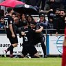 Lukas Simon und Emre Kurt (von links) hatten allen Grund zum Jubeln, mit dem FC Tur Abdin schafften sie den Durchmarsch in die Bezirksliga.