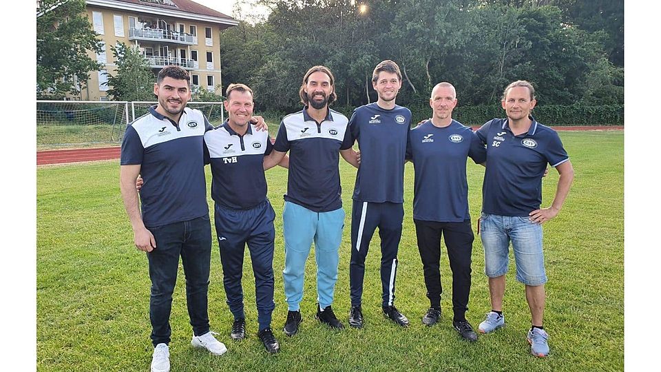 Volkan Ergin (3.v.l.) wurde als neuer Cheftrainer für die U19 vom RSV Eintracht vorgestellt. 