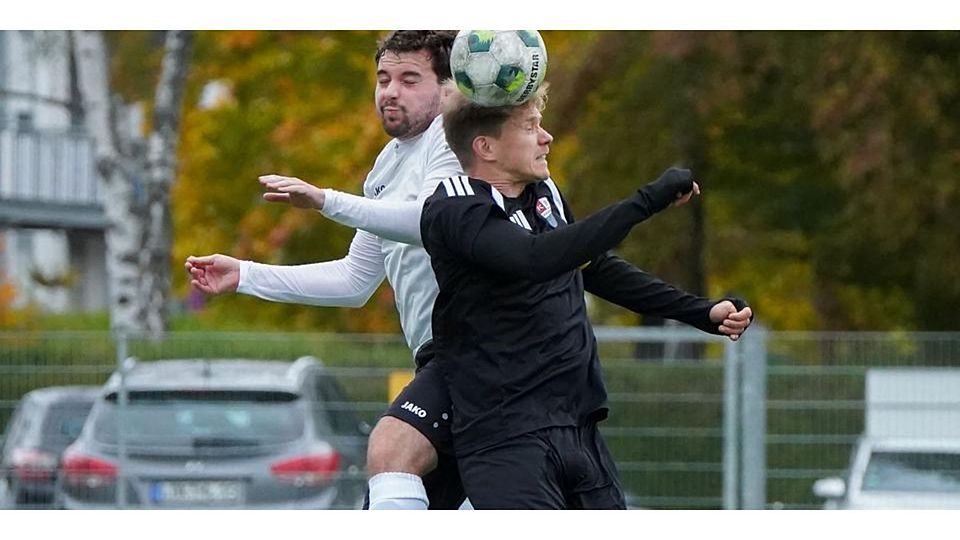 Ein umkämpftes Duell lieferten sich Daniel Graf (l.) von der SG Ehringshausen/Dillheim und Schöffengrunds Dennis Schmidbauer, nicht nur bei diesem Kopfball. © Isabel Althof