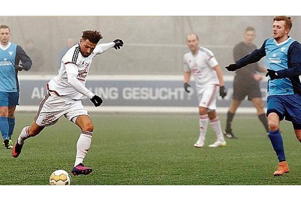 Die Fußballer des SV Brake  (weiße Trikots)  wollen sich in der Spitzengruppe der  Bezirksliga behaupten. Dennis Weiß