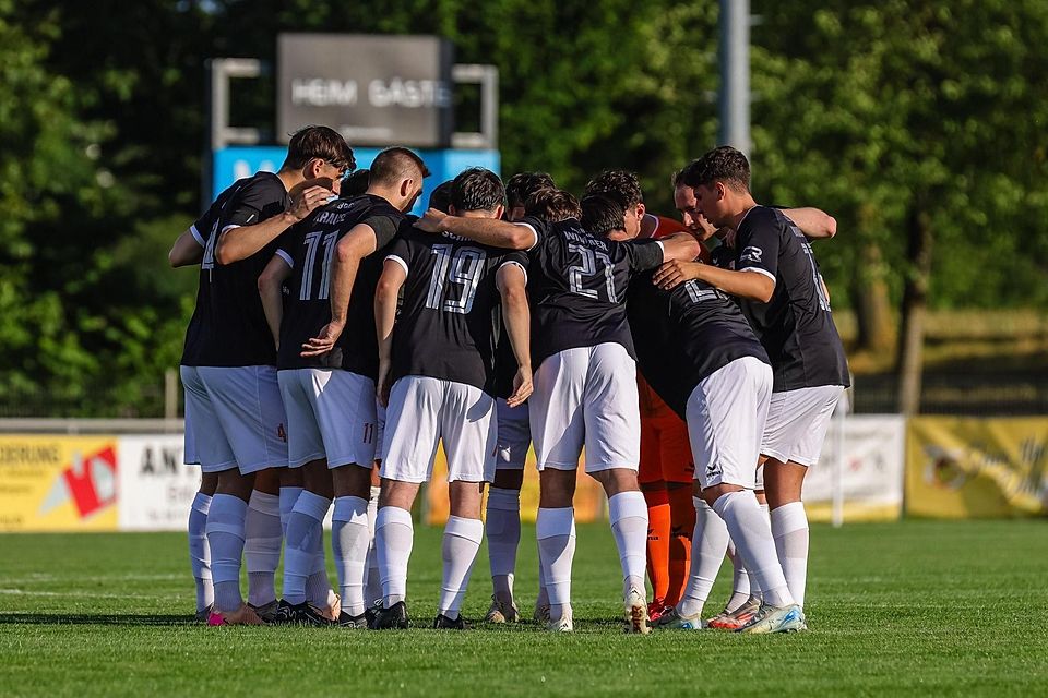 Jede Menge Redebedarf gab es bei den Fußballern des VfB Hallbergmoos nach der verdienten Niederlage gegen Wacker München.
