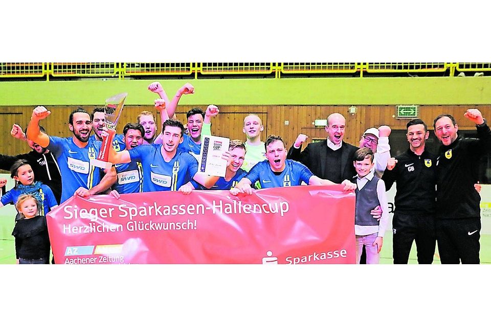 Jubel: Der 1. FC Düren gewinnt den 36. Hallencup. Mit den Siegern freut sich Sascha Schaffrath (Fünfter von rechts) von der Sparkasse Aachen.