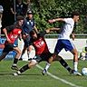 Immer voll dabei: Guntersblum-Trainer Marian Saar (hinten) beobachtet seinen Spieler Badr-Eddine Karn im Spiel gegen TuS Neuhausen genau.	Foto: Christine Dirigo/pakalski-press