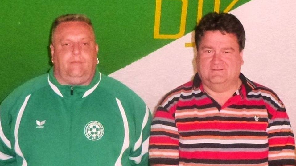 Zum Saisonbeginn trat Trainer Jürgen Rieger (rechts, im Bild mit Abteilungsleiter Jürgen Demleitner) sein Amt bei der DJK Steinberg an.  &lt;em&gt;Archivfoto: ssr&lt;/em&gt;