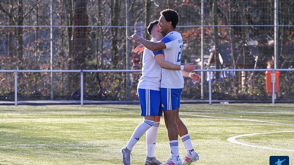 Romello Ahr (re.) vom SSV Bornheim freut sich über seinen Treffer zum 2:1.