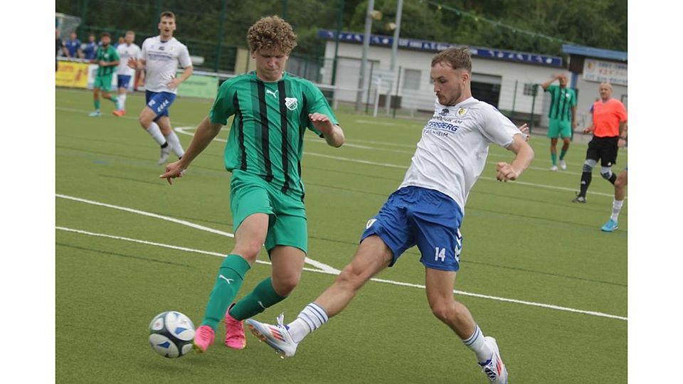 Jan Weinbach (rechts, hier gegen Tim Selesnev von Nibelungen Worms) verhalf dem TSV Gau-Odernheim mit seinem 4:4 gegen den FSV Osthofen bis ins Elferschießen.	Foto: Axel Schmitz/pakalski-press