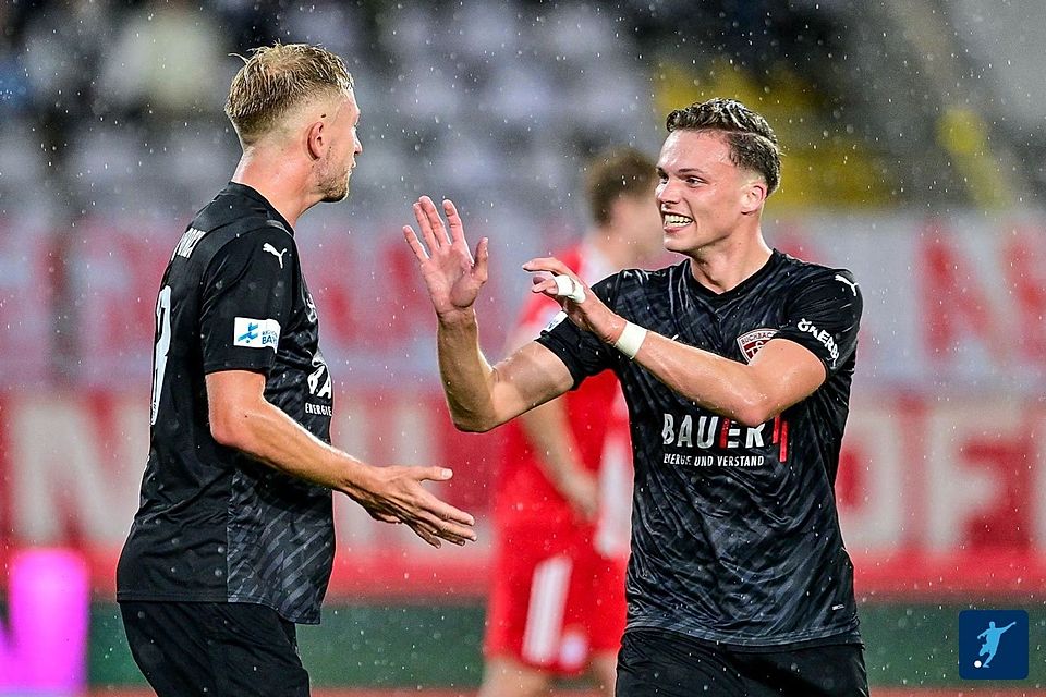 Glückselig: Nach Tobias Stoßbergers (links) Kopfball-Tor im Grünwalderstadion gegen die "Kleinen Bayern" schwebte der Buchbacher auf Wolke sieben...