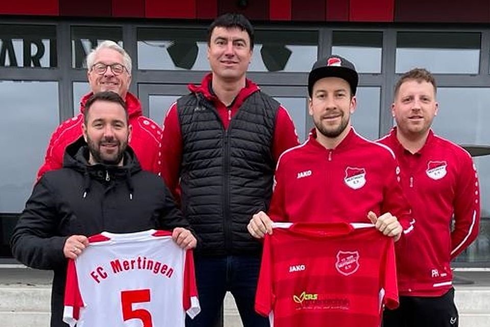 Florian Prießnitz (vorne links) ist ab sofort der neue Trainer des FC Mertingen. Co-Trainer ist weiterhin Sven Rotzer (vorne rechts). Hinten von links: Alfred Kleinle sowie die Spartenleiter Martin Sailer und Philipp Heckmeier.