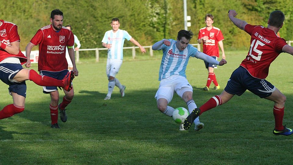 In dieser Szene bekommt Wesers Spielmacher Alex Hengst zu wenig Kraft hinter den Ball. Amelunxens Phillip Scholle (15) versucht den Schuss zu blocken..