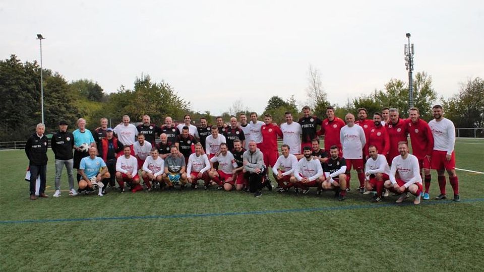 Die Wiedersehensfreude unter den Weggefährten beider Teams war groß, genauso wie die Freude, mit dem Spiel die Familie von Leon Henrich zu unterstützen.