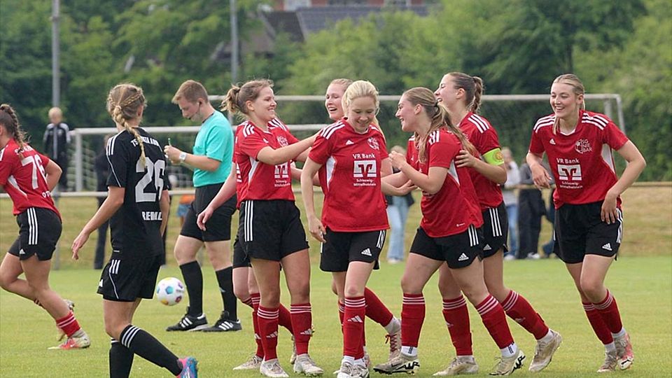 Die SG NieBar bejubelt einen Treffer gegen SV farnewinkel-Nindorf.