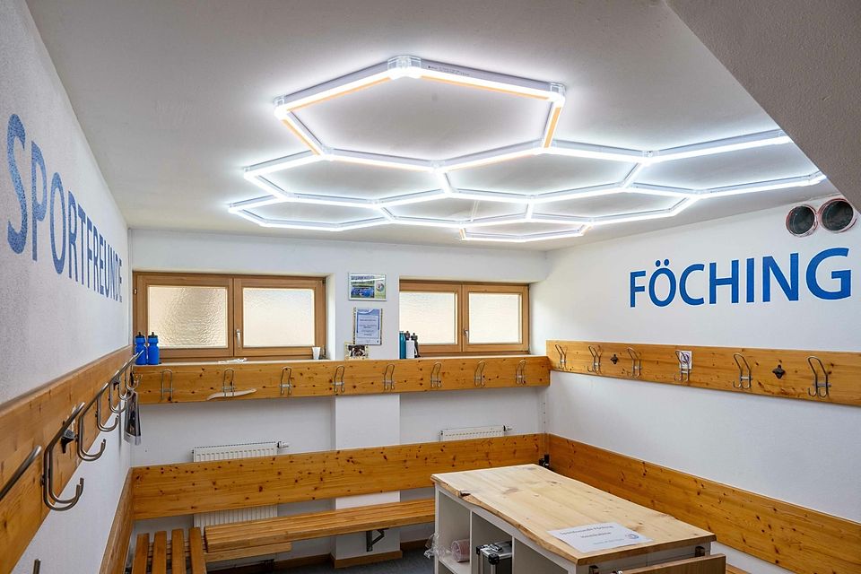 Frisch renoviert: Die Heimkabine der SF Föching erstrahlt mit neuer Garderobe und modernem Licht.