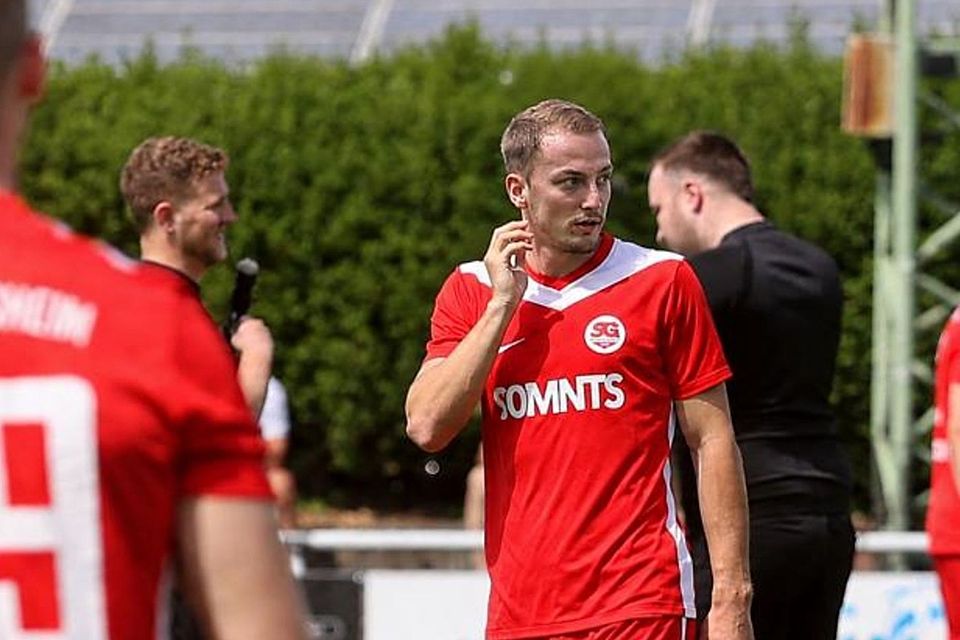 „Nils in Red“: Das neue rote Trikot könnte dem (Noch-)Waldalgesheimer Nils Gräff in der kommenden Spielzeit durchaus stehen. Foto/Montage: Mario Luge „Nils in Red“: Das neue rote Trikot könnte dem (Noch-)Waldalgesheimer Nils Gräff in der kommenden Spielzeit durchaus stehen. Foto/Montage: Mario Luge