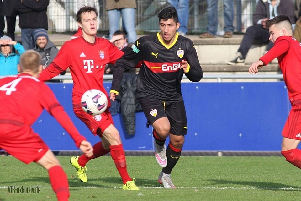 VfB-Spielmacher Berkay Özcan nahm es immer wieder gleich mit mehreren Bayern-Spielern auf. In der Nachspielzeit krönte das Stuttgarter Nachwuchstalent seine überzeugende Leistung mit dem Treffer zum 1:1-Endstand. F: Lommel