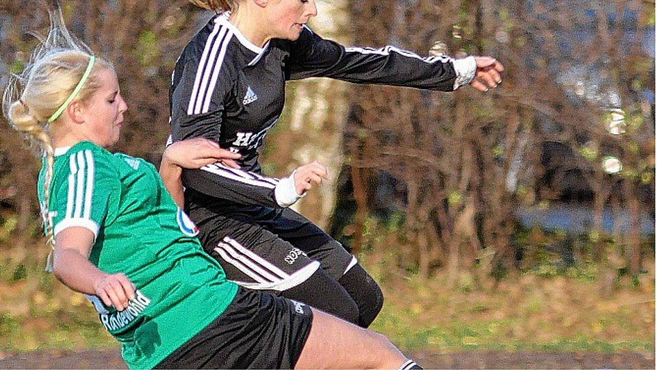 Tura Meldorfs Michaela Rodewohld versucht die Heiligenstedtenerin Franziska Bolls zu stoppen. Foto: gs