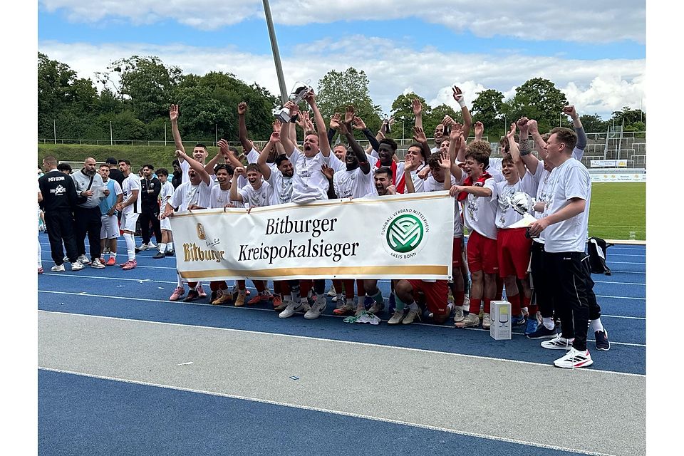 Fortuna Bonn bejubelt den Pokalsieg. 