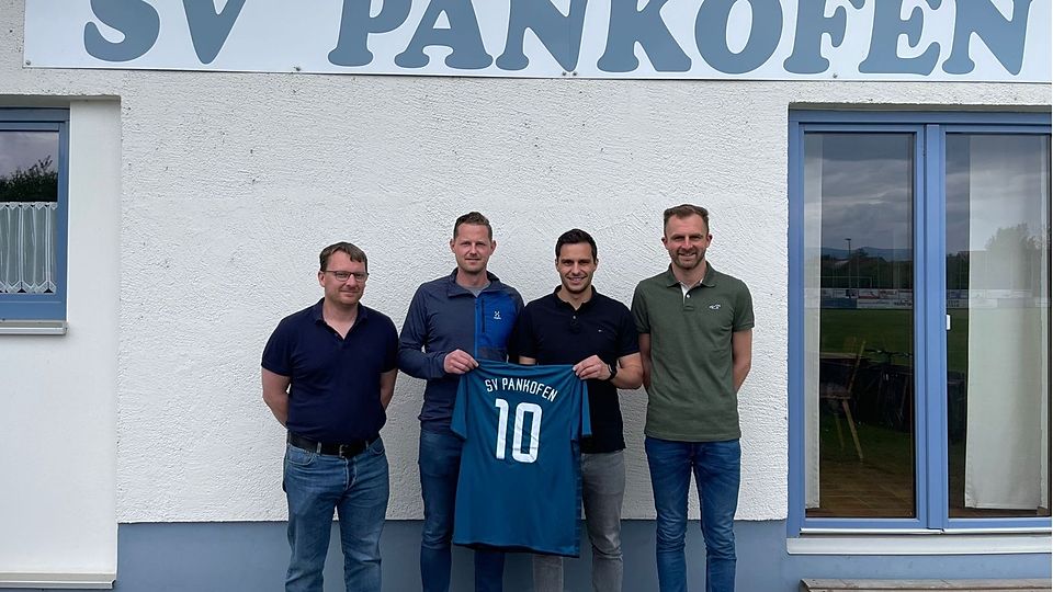 Die neue Pankofener Führungsmannschaft mit dem künftigen Spielertrainer Manuel Hofmann (zweiter von links) 
